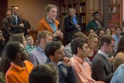 Студентка Принстонского университета задает вопрос Его Святейшеству Далай-ламе на встрече в Зеленой библиотеке ректора. 28 октября 2014 г. Нью-Джерси, США. Фото: Denise Applewhite