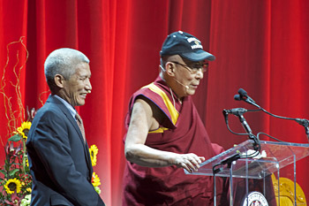 В последний день визита в Бостон Далай-лама прочел лекцию о воспитании сердца и ума