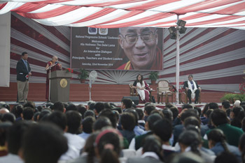 Далай-лама побеседовал со школьниками об общечеловеческих ценностях