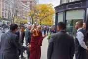 Его Святейшество Далай-лама приветствует своих почитателей у входа в гостиницу. 30 октября 2014 г. Бостон, штат Массачусетс, США. Фото: Джереми Рассел (офис ЕСДЛ)