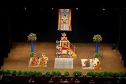 Вид на сцену в зале бостонского центра исполнительских искусств во время учений Его Святейшества Далай-ламы. 30 октября 2014 г. Бостон, штат Массачусетс, США. Фото: Сонам Зоксанг