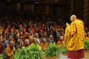 Его Святейшество Далай-лама приветствует собравшихся в зале бостонского центра исполнительских искусств перед началом учений. 30 октября 2014 г. Бостон, штат Массачусетс, США. Фото: Джереми Рассел (офис ЕСДЛ)
