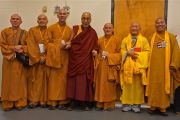 Его Святейшество Далай-лама и члены вьетнамской буддийской сангхи после учений в бостонском центре исполнительских искусств . 30 октября 2014 г. Бостон, штат Массачусетс, США. Фото: Джереми Рассел (офис ЕСДЛ)