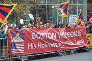 Последователи Его Святейшества Далай-ламы приветствуют своего духовного лидера на улицах Бостона. 30 октября 2014 г. Бостон, штат Массачусетс, США. Фото: Ganzey Tshering