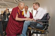 Его Святейшество Далай-лама здоровается со своим почитателем, прикованным к инвалидному креслу, в Массачусетской технологическом институте в Кембридже. Штат Массачусетс, США. 31 октября 2014 г. Фото: Fredo Durand