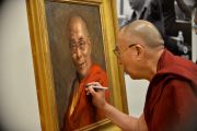 Его Святейшество Далай-лама расписывается на своем портрете во время визита в Бостон. Штат Массачусетс, США. 31 октября 2014 г. Фото: Сонам Зоксанг