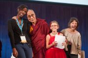 Его Святейшество Далай-лама с участниками обсуждения, проводившегося в Массачусетском технологическом институте в рамках программы SPARK 2014, которая организована Центром за этику и ценности, ведущие к трансформации, действующий под эгидой Далай-ламы. Кембридж, штат Массачусетс, США. 31 октября 2014 г. Brian Lima