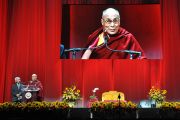 Его Святейшество Далай-лама выступает с лекцией "Образование для сердца и ума". Бостон, штат Массачусетс, США. 1 ноября 2014 г. Фото:  Наванг Самдуп