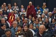 Его Святейшество Далай-лама фотографируется с членами тибетского сообщества. Бостон, штат Массачусетс, США. 1 ноября 2014 г. Фото: Джереми Рассел (офис ЕСДЛ)
