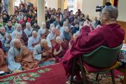 Его Святейшество Далай-лама отвечает на вопросы в завершение трехдневных учений, которые он даровал по просьбе буддистов из Кореи. Дхарамсала, Индия. 13 ноября 2014 г. Фото: Тензин Чойджор (офис ЕСДЛ)