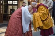 Его Святейшество Далай-лама и досточтимый Джин-Ок приветствуют друг друга у входа в главный буддийский храм в Дхарамсале перед началом второго дня трехдневных учений. Дхарамсала, Индия. 12 ноября 2014 г. Фото: Тензин Чойджор (офис ЕСДЛ)