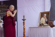 Его Святейшество Далай-лама перед портретом Джавахарлала Неру перед началом одиннадцатой мемориальной лекции в память о нем. Дели, Индия. 20 ноября 2014 г. Фото: Тензин Чойджор (офис ЕСДЛ)
