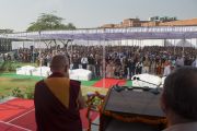 Его Святейшество Далай-лама приветствует аудиторию перед началом одиннадцатой мемориальной лекции в память о Джавахарлале Неру. Дели, Индия. 20 ноября 2014 г. Фото: Тензин Чойджор (офис ЕСДЛ)