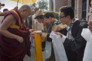 Тибетские студенты университета им. Джавахарлала Неру встречают Его Святейшество Далай-ламу традиционными подношениями. Дели, Индия. 20 ноября 2014 г. Фото: Тензин Чойджор (офис ЕСДЛ)
