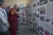 Его Святейшество Далай-лама осматривает выставку, посвященную Тибету и тибетскому сообществу в эмиграции, во время посещения университета им. Джавахарлала Неру. Дели, Индия. 20 ноября 2014 г. Фото: Тензин Чойджор (офис ЕСДЛ)