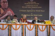 Его Святейшество Далай-лама и почетные гости на сцене во время мемориальной лекции в память о Джавахарлале Неру. Дели, Индия. 20 ноября 2014 г. Фото: Тензин Чойджор (офис ЕСДЛ)