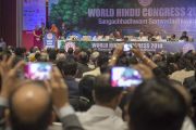 Его Святейшество Далай-лама выступает на открытии 1-го Всемирного индуистского конгресса. Дели, Индия. 21 ноября 2014 г. Фото: Тензин Чойджор (офис ЕСДЛ)
