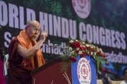 Его Святейшество Далай-лама выступает на открытии 1-го Всемирного индуистского конгресса. Дели, Индия. 21 ноября 2014 г. Фото: Тензин Чойджор (офис ЕСДЛ)