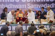 На открытии 1-го Всемирного индуистского конгресса Его Святейшеству Далай-ламе вручили почетную грамоту в память об этом событии. Дели, Индия. 21 ноября 2014 г. Фото: Тензин Чойджор (офис ЕСДЛ)