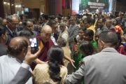 Его Святейшество Далай-лама здоровается с делегатами по завершении торжественного открытия 1-го Всемирного индуистского конгресса. Дели, Индия. 21 ноября 2014 г. Фото: Тензин Чойджор (офис ЕСДЛ)