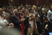 Слушатели рукоплещут Его Святейшеству Далай-ламе по окончании его выступления на открытии 1-го Всемирного индуистского конгресса. Дели, Индия. 21 ноября 2014 г. Фото: Тензин Чойджор (офис ЕСДЛ)