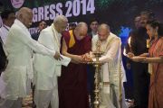 Его Святейшество Далай-лама и другие почетные гости зажигают ритуальный светильник в ознаменование начала работы 1-го Всемирного индуистского конгресса. Дели, Индия. 21 ноября 2014 г. Фото: Тензин Чойджор (офис ЕСДЛ)
