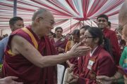 Его Святейшество Далай-лама с учениками школы Спрингдейлз после того, как ответил на их вопросы. Дели, Индия. 22 ноября 2014 г. Фото: Тензин Чойджор (офис ЕСДЛ)