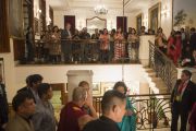 Его Святейшество Далай-лама приветствует своих поклонников в гостинице "Империал", куда он прибыл на мероприятие, организованное центром "Ананта Аспен". Дели, Индия. 22 ноября 2014 г. Фото: Тензин Чойджор (офис ЕСДЛ)