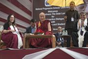 Его Святейшество Далай-лама отвечает на вопросы аудитории в школе Спрингдейлз. Дели, Индия. 22 ноября 2014 г. Фото: Тензин Чойджор (офис ЕСДЛ)
