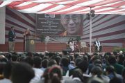 Его Святейшество Далай-лама обращается к ученикам и преподавателям школы Спрингдейлз. Дели, Индия. 22 ноября 2014 г. Фото: Тензин Чойджор (офис ЕСДЛ)