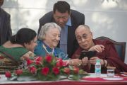 90-летняя основательница школы Спрингдейлз Раджни Кумар показывает Его Святейшеству Далай-ламе фотографии во время его встречи с преподавателями школы. Дели, Индия. 22 ноября 2014 г. Фото: Тензин Чойджор (офис ЕСДЛ)