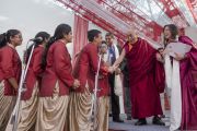 Его Святейшество Далай-лама приветствует участников школьного хора школы Спрингдейлз перед началом встречи с учениками и преподавателями. Дели, Индия. 22 ноября 2014 г. Фото: Тензин Чойджор (офис ЕСДЛ)