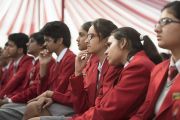Ученики школы Спрингдейлз слушают Его Святейшество Далай-ламу. Дели, Индия. 22 ноября 2014 г. Фото: Тензин Чойджор (офис ЕСДЛ)
