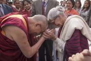 Его Святейшество Далай-лама с участниками встречи в школе Спрингдейлз. Дели, Индия. 22 ноября 2014 г. Фото: Тензин Чойджор (офис ЕСДЛ)
