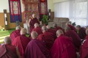 Его Святейшество Далай-лама на встрече со старшими монахами во время посещения тантрического университета Гьюто. Сидхбари, штат Химачал-Прадеш, Индия. 29 ноября 2014 г. Фото: Тензин Чойджор (офис ЕСДЛ)