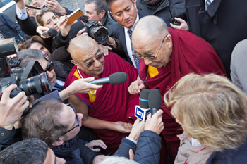 Далай-лама прибыл в Рим для участия в четырнадцатой встрече лауреатов Нобелевской премии мира