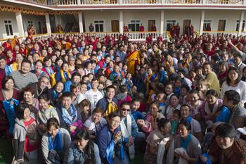 В начале третьего дня учений на юге Индии Далай-лама торжественно открыл общежитие для монгольских монахов и новый затворный центр Ело Ринпоче