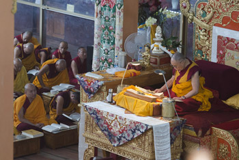 В монастыре Ганден Джангце прошел пятый день учений Далай-ламы по ламриму
