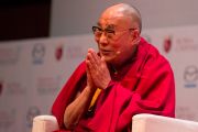 Его Святейшество Далай-лама выступает на второй сессии 14-го Всемирного саммита лауреатов Нобелевской премии мира. Рим, Италия. 12 декабря 2014 г. Фото: Paolo Tosti