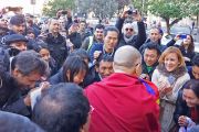 Его Святейшество Далай-лама общается со своими поклонниками по завершении первого дня работы 14-го Всемирного саммита лауреатов Нобелевской премии мира. 12 декабря 2014 г. Фото: Джереми Рассел (офис ЕСДЛ)
