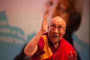 Его Святейшество Далай-лама приветствует аудиторию в начале 5-й сессии 14-го Всемирного саммита лауреатов Нобелевской премии мира. Рим, Италия. 13 декабря 2014 г. Фото: Paolo Tosti