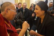 Его Святейшество Далай-лама беседует с журналисткой на выходе из гостиницы, перед тем как отправиться на заключительный день всемирного саммита лауреатов Нобелевской премии мира. Рим, Италия. 14 декабря 2014 г. Фото: Джереми Рассел (офис ЕСДЛ)