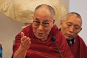 Его Святейшество Далай-лама отвечает на вопрос во время пресс-конференции по завершении всемирного саммита лауреатов Нобелевской премии мира. Рим, Италия. 14 декабря 2014 г. Фото: Olivier Adam