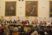 Его Святейшество Далай-лама и другие участники саммита лауреатов Нобелевской премии мира на пресс-конференции по окончании работы форума. Рим, Италия. 14 декабря 2014 г. Фото: Paolo Tosti