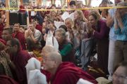 Слушатели встречают Его Святейшество Далай-ламу в начале первого дня учений по 18 коренным текстам и комментариями традиции Ламрим в монастыре Ганден Джангце. Мундгод, Индия. 23 декабря 2014 г. Фото: Тензин Чойджор (офис ЕСДЛ)