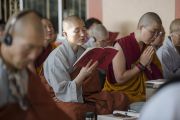 Вьетнамские монахи слушают учения Его Святейшества Далай-ламы по 18 коренным текстам и комментариям традиции Ламрим в монастыре Ганден Джангце. Мундгод, Индия. 23 декабря 2014 г. Фото: Тензин Чойджор (офис ЕСДЛ)