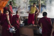 Монахи готовят чай, которым будут угощать более 25 тысяч слушателей, присутствующих на учениях Его Святейшества Далай-ламы в монастыре Ганден Джангце. Мундгод, Индия. 24 декабря 2014 г. Фото: Тензин Чойджор (офис ЕСДЛ)