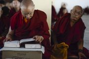 Монахи слушают учения Его Святейшества Далай-ламы по 18 коренным текстам и комментариями традиции Ламрим в монастыре Ганден Джангце. Мундгод, Индия. 24 декабря 2014 г. Фото: Тензин Чойджор (офис ЕСДЛ)