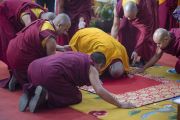 Его Святейшество Далай-лама совершает простирания перед алтарем в храме монастыря Ганден Джангце в начале второго дня учений. Мундгод, Индия. 24 декабря 2014 г. Фото: Тензин Чойджор (офис ЕСДЛ)