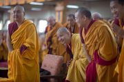 Линг Ринпоче почтительно взирает на Его Святейшество далай-ламу в начале второго дня учений. Мундгод, Индия. 24 декабря 2014 г. Фото: Тензин Чойджор (офис ЕСДЛ)